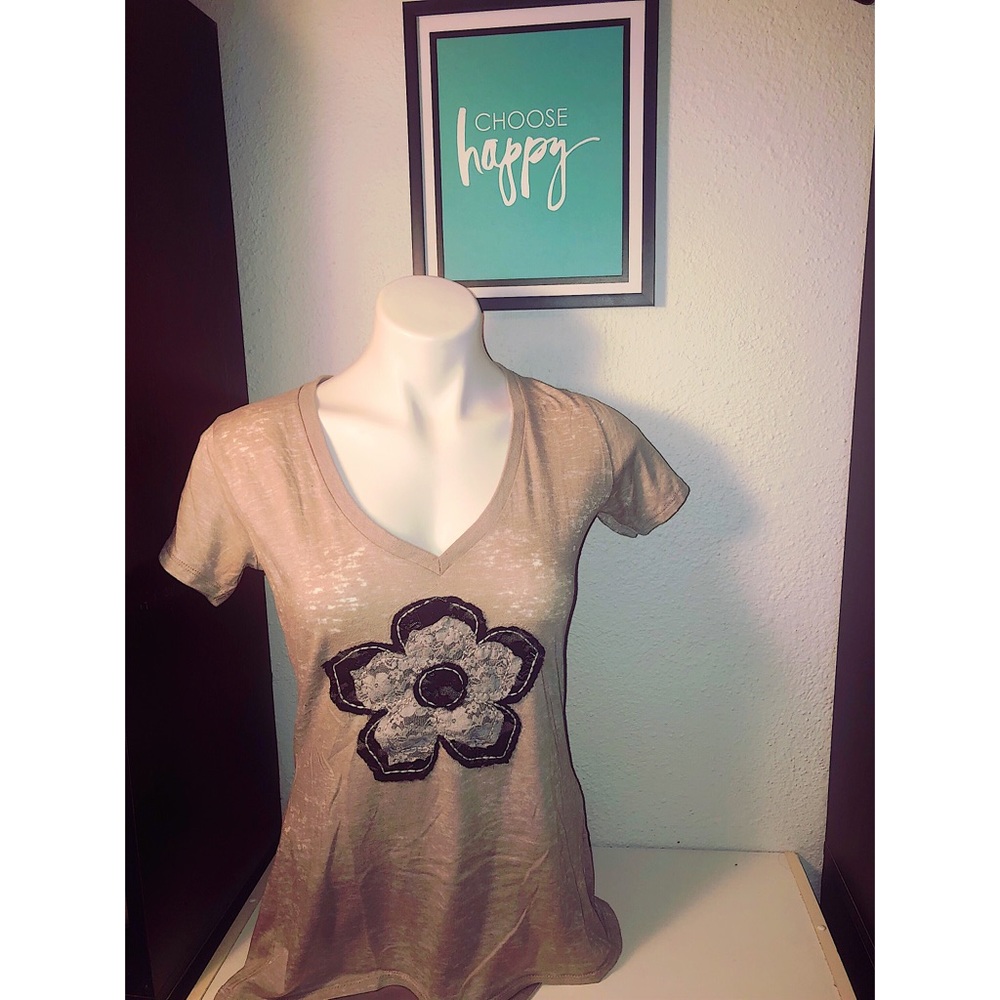 Adorable T-shirt 🖤